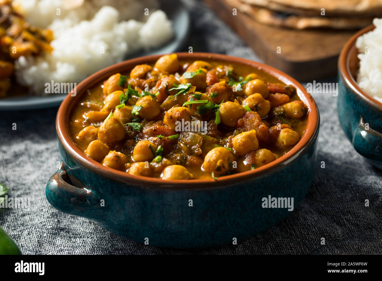Hausgemachte indische Kichererbsen Chana Masala mit Reis und Roti ...