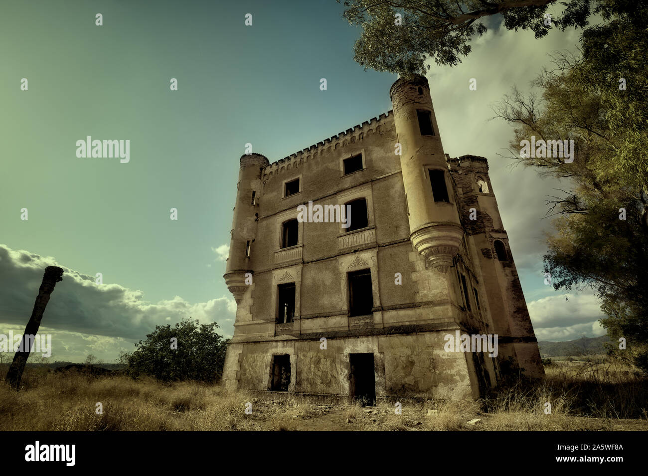 Verlassene Burg in baufälligen Zustand unter einem bewölkten Himmel Stockfoto