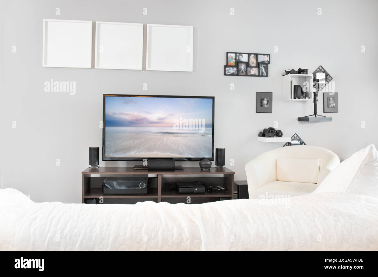 Gemütlich eingerichtet mit Wohnzimmer mit Fernseher auf dem Stand. Stockfoto