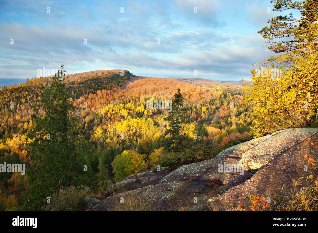 Am frühen Morgen Blick von Oberg Berg der Berge entlang des Lake Superior im Herbst Stockfoto