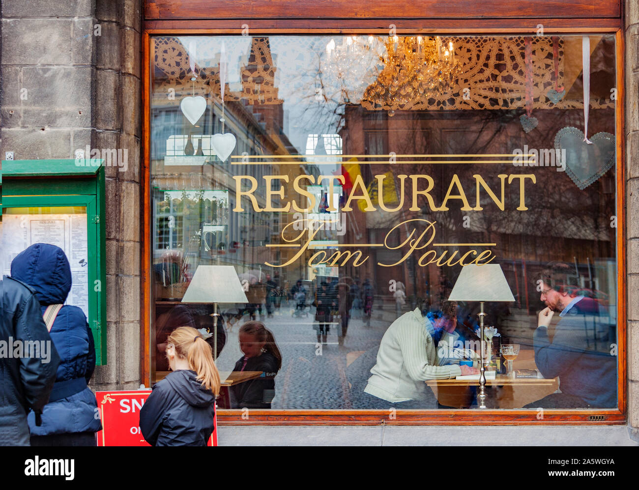 Gemischte Bilder von Tom Pouce restaurant Aktivitäten und das Leben in der Stadt im Restaurant Fenster aus Glas, Brugge, Belgien. Stockfoto