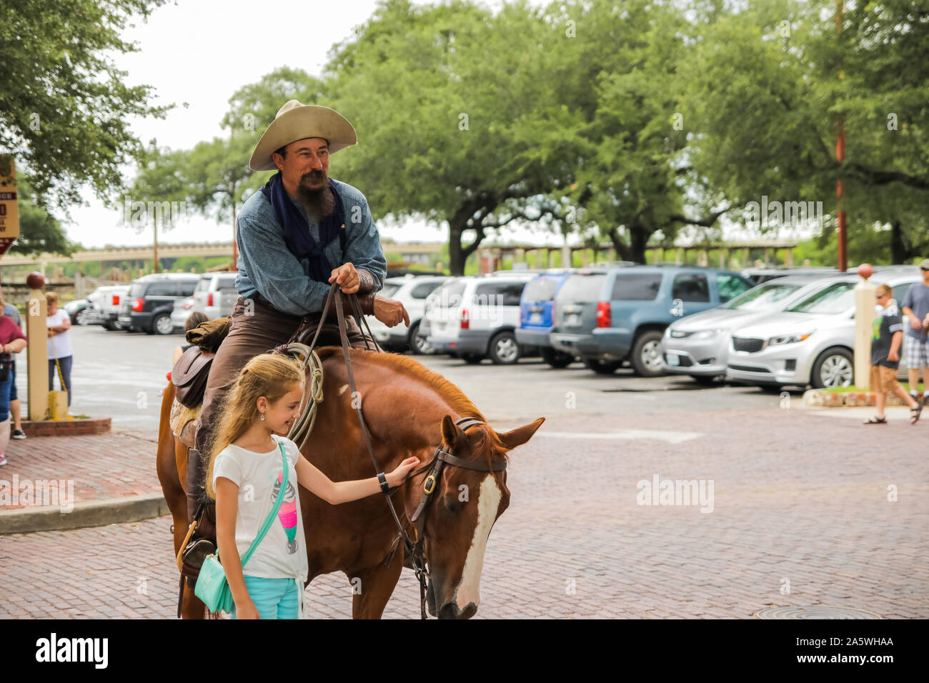 Fort Worth, Texas - 19. Juni 2017: ein Cowboy und ein Mädchen an der Parade in Fort Worth Stockyards Historic District. Longhorn Rinder. Stockfoto