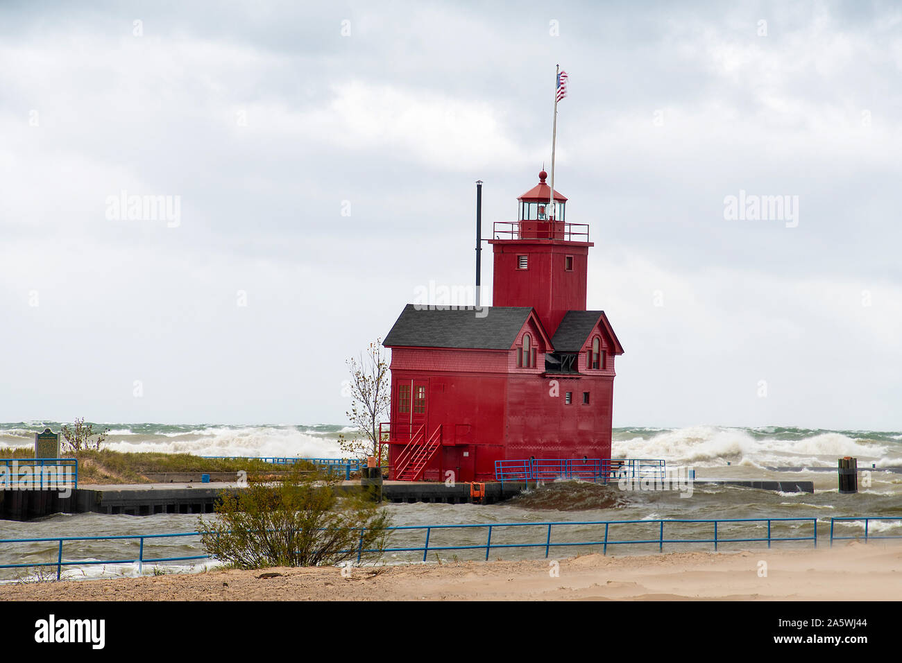 Holland Hafen Große Rote Leuchtturm im Sturm Stockfoto