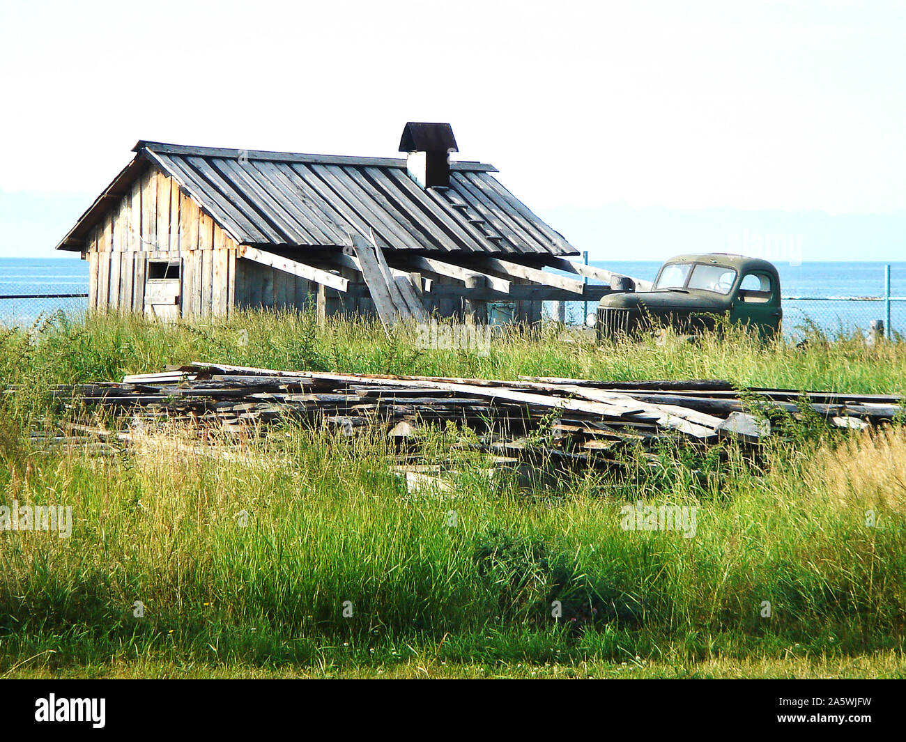 Altes Haus und Russische Lkw, am Baikalsee, Irkutsk, Sibirien, Russland Stockfoto