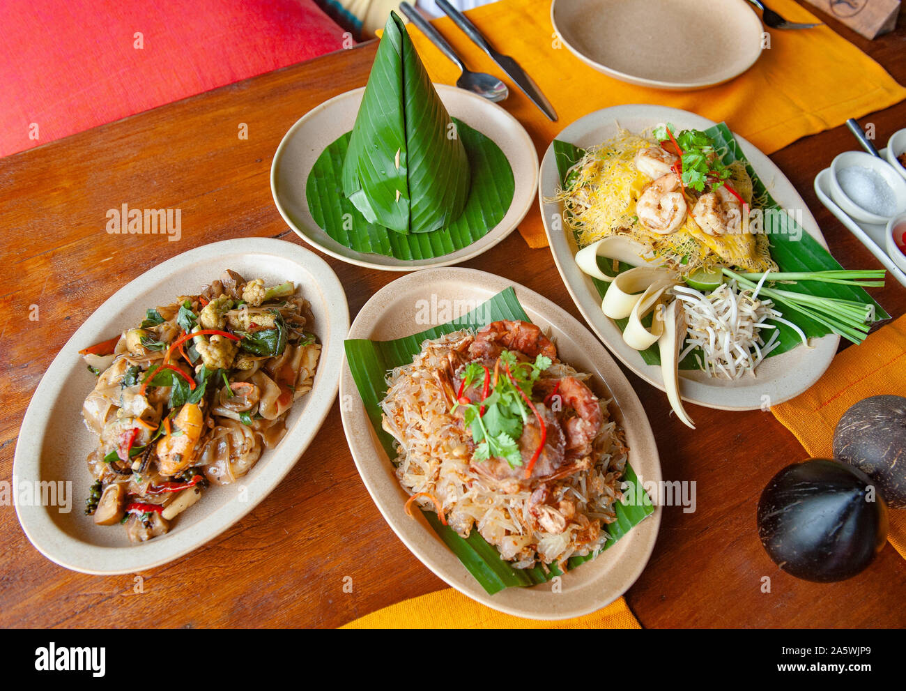Mit einer Reihe von populären thailändischen Lebensmittel, Pad Thai (Rechts), Yum Som O oder Pomelo Salat (Mitte). Pad Kee Mao (Links) und konischer Bananenblätter Abdeckung der Ste Stockfoto