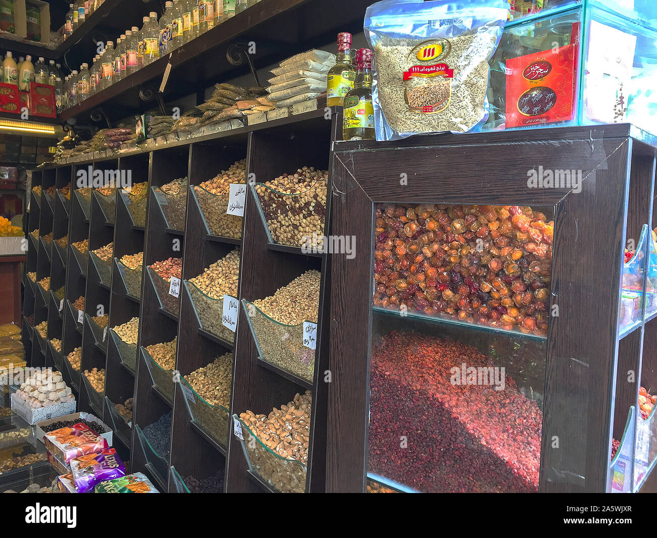 Verschiedene getrocknete Nüsse und Früchte zum Verkauf in Basar, Teheran, Iran angezeigt werden. Stockfoto