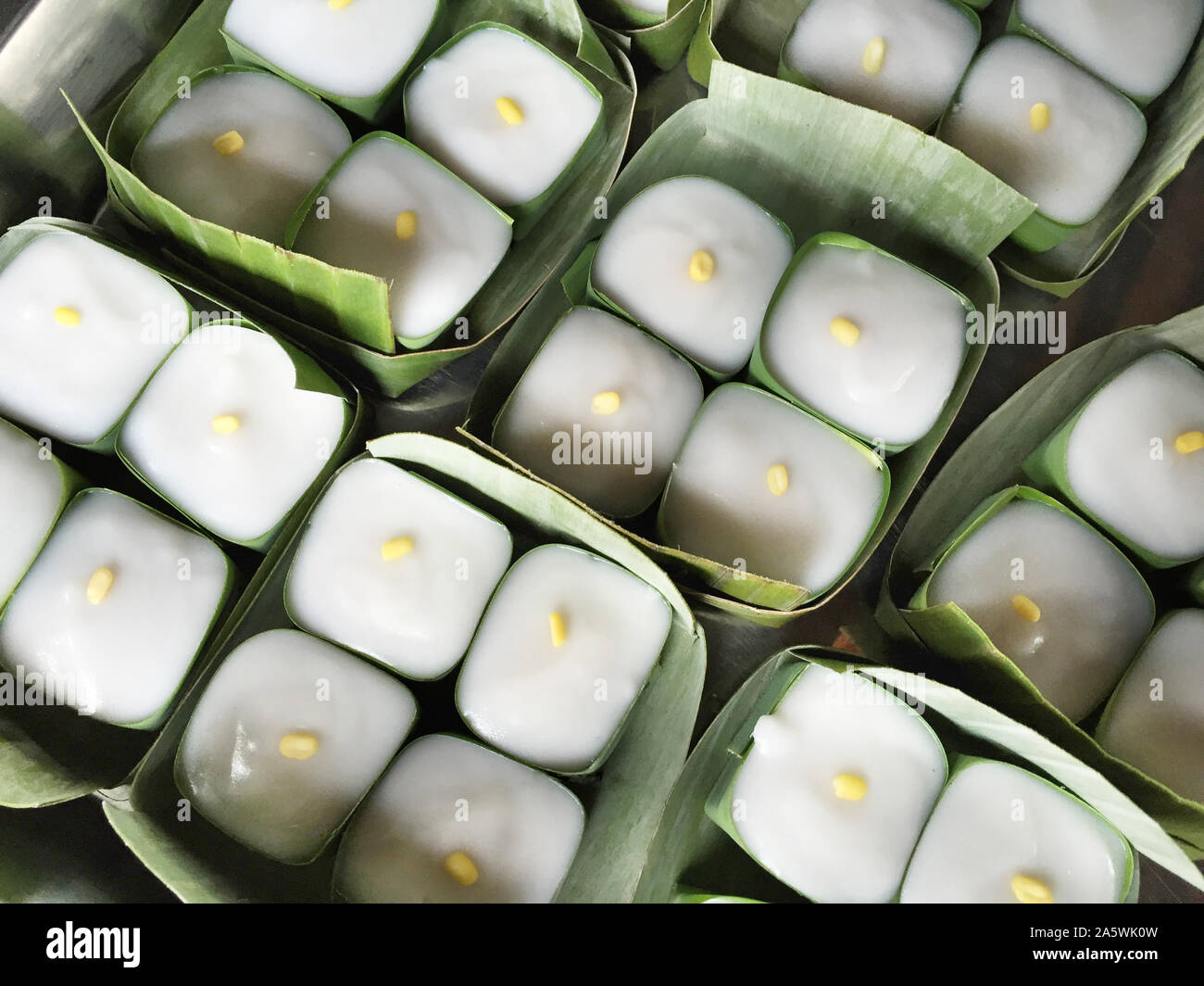 Ta-go, thailändisches Dessert von Tapioka und Coconut cream Banane cups verlassen. Stockfoto