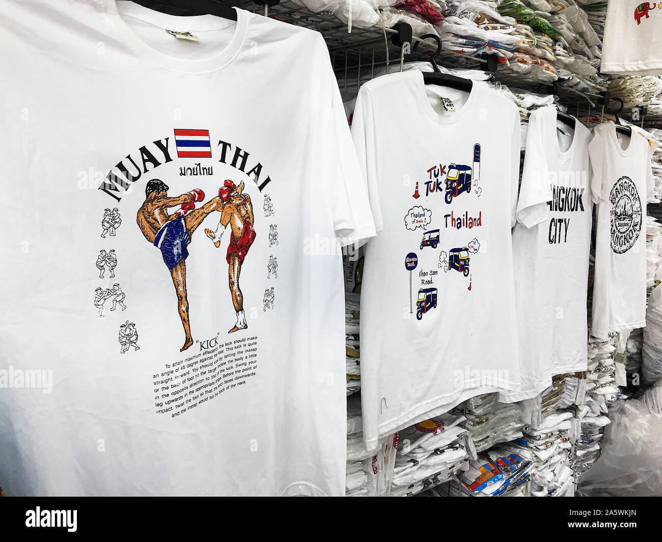 Verschiedene Thai T-Shirts sind für den Verkauf in der Grosshandel Shop angezeigt, Bobe Tower, Bangkok, Thailand. Stockfoto