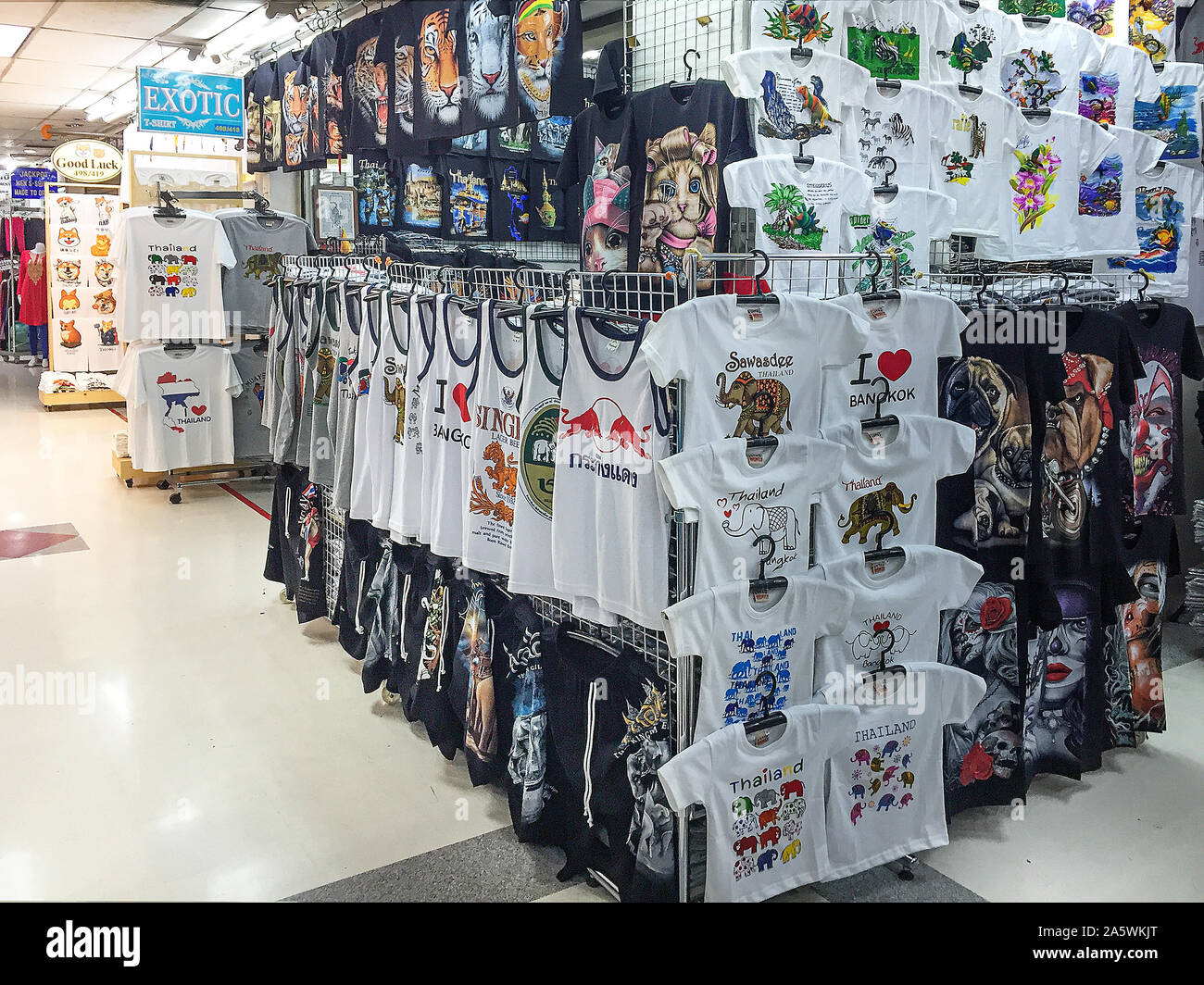 Verschiedene Thai T-Shirts sind für den Verkauf in der Grosshandel Shop angezeigt, Bobe Tower, Bangkok, Thailand. Stockfoto