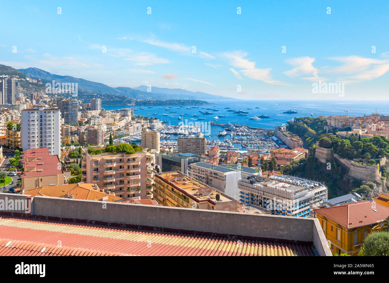 Blick auf das Mittelmeer und den Jachthafen, den Hafen, die Stadt und die Felsen des Monte Carlo, Monaco aus einer Terrasse hoch auf einem Hügel Stockfoto