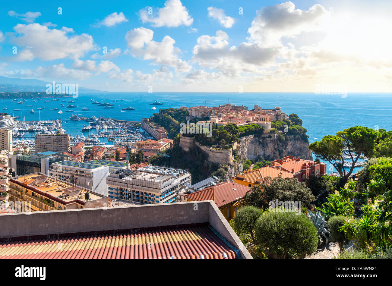 Blick auf das Mittelmeer und den Jachthafen, den Hafen, die Stadt und die Felsen des Monte Carlo, Monaco, wie die Sonne beginnt zu setzen. Stockfoto
