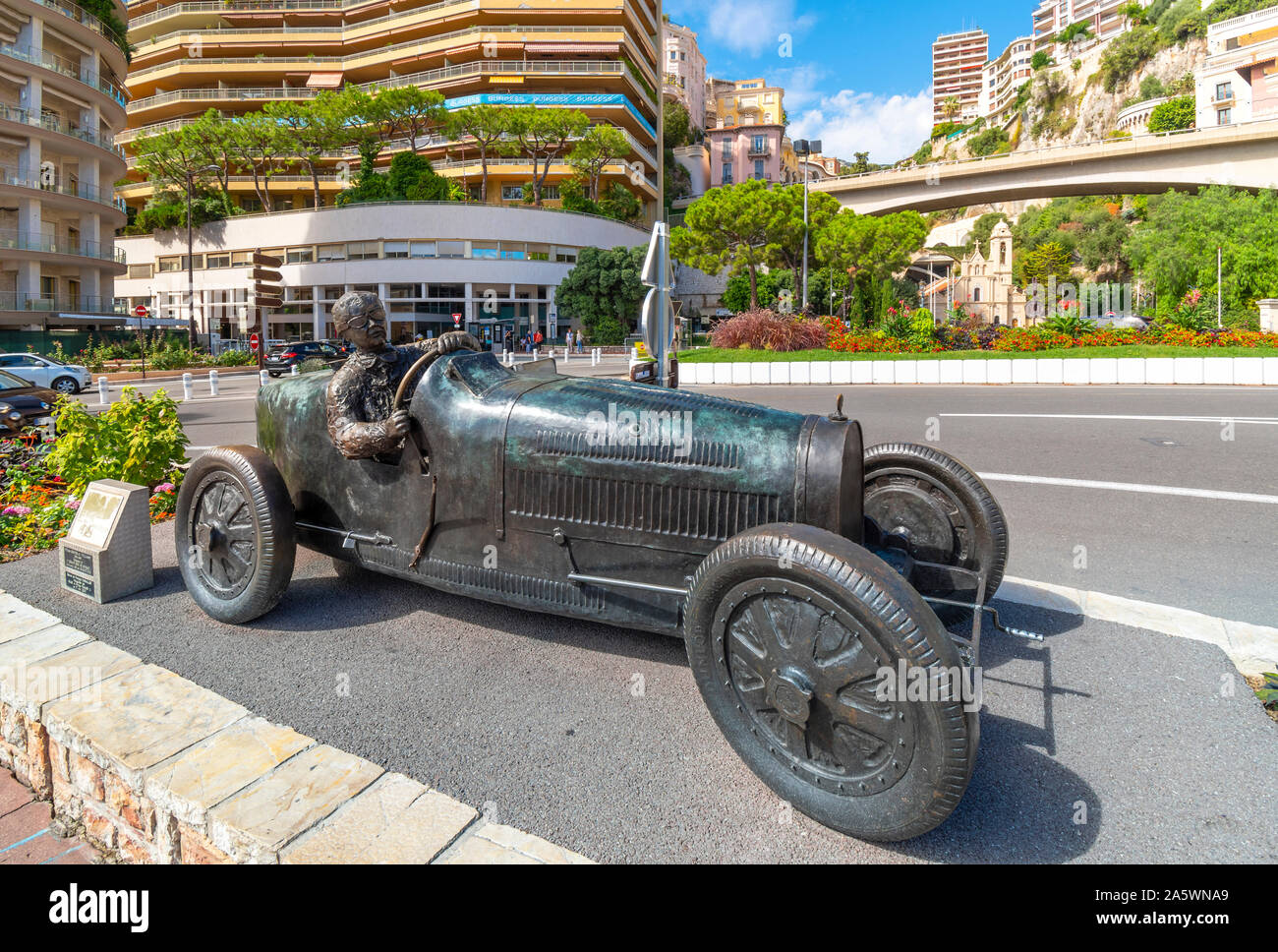 Die Statue von William Grover in seinem Bugatti 1929, der erste Sieger des Monaco Formel 1 Grand Prix auf dem Stadtkurs vor Sainte-Dévote. Stockfoto