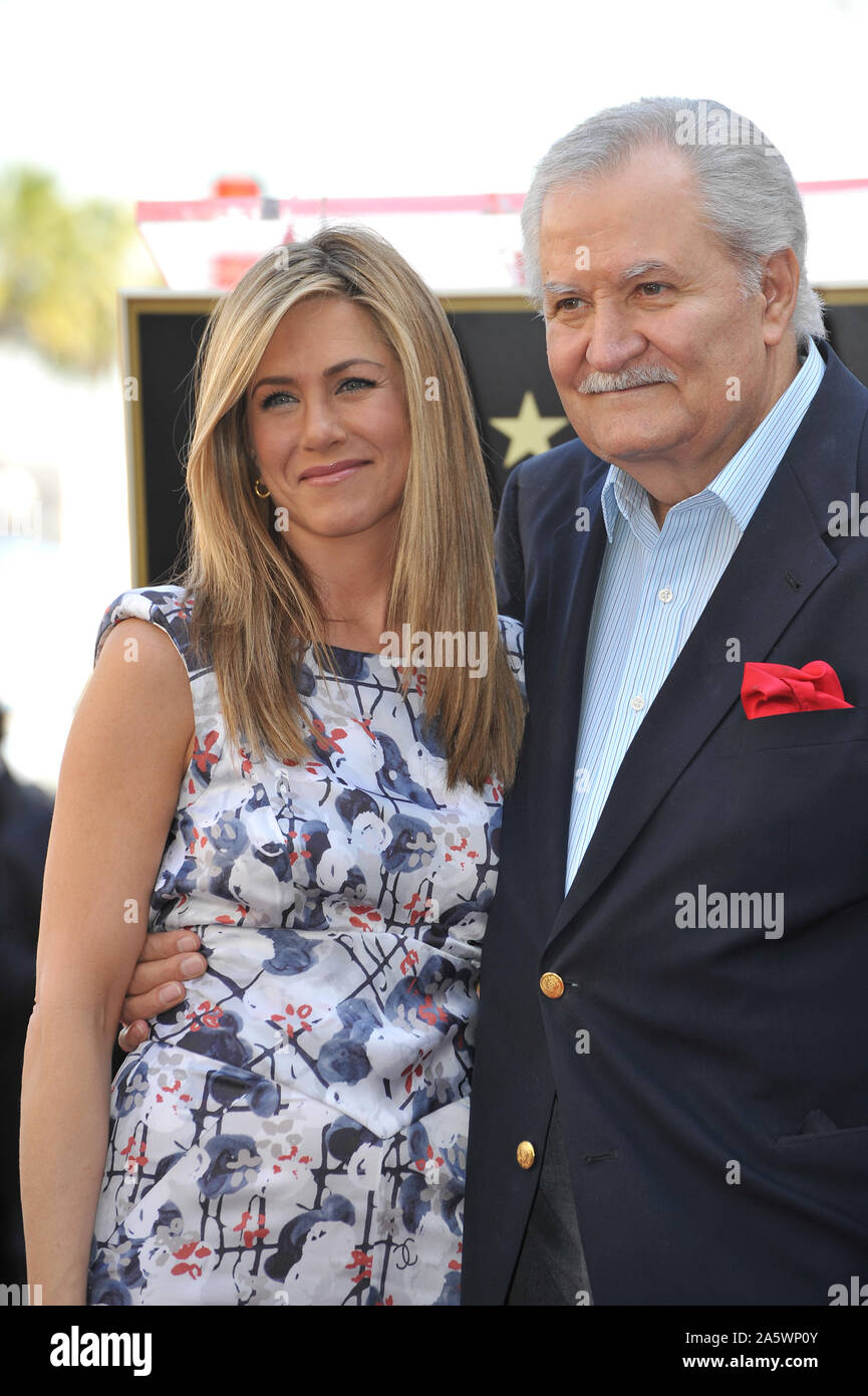 LOS ANGELES, Ca. Februar 22, 2012: Jennifer Aniston & Vater John Aniston auf dem Hollywood Boulevard, wo sie mit den 2.462 nd Stern auf dem Hollywood Walk of Fame geehrt wurde. © 2012 Paul Smith/Featureflash Stockfoto