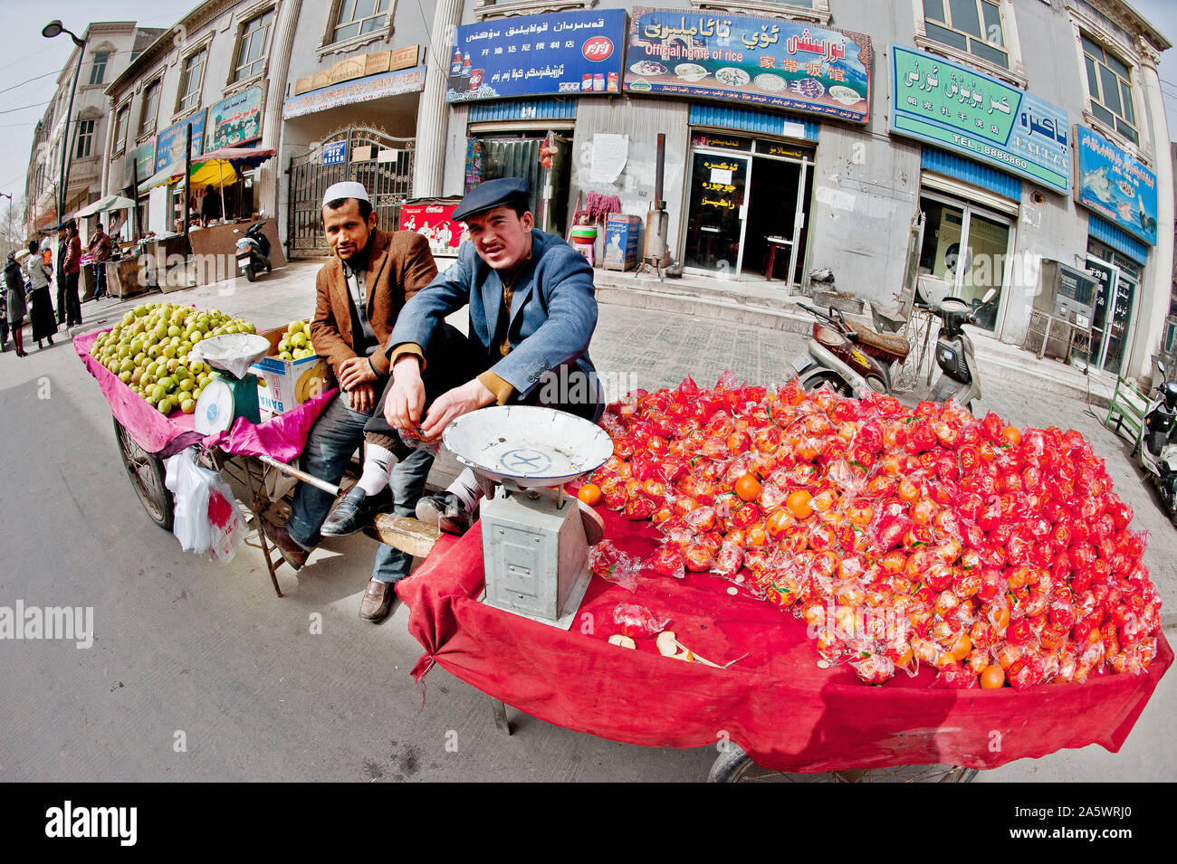Straße Nahrungsmittel, Brot, Obst, Snacks angezeigt, für den Verkauf in der Mitte der Stadt von Kashkar, Xinjiang, China, Stockfoto