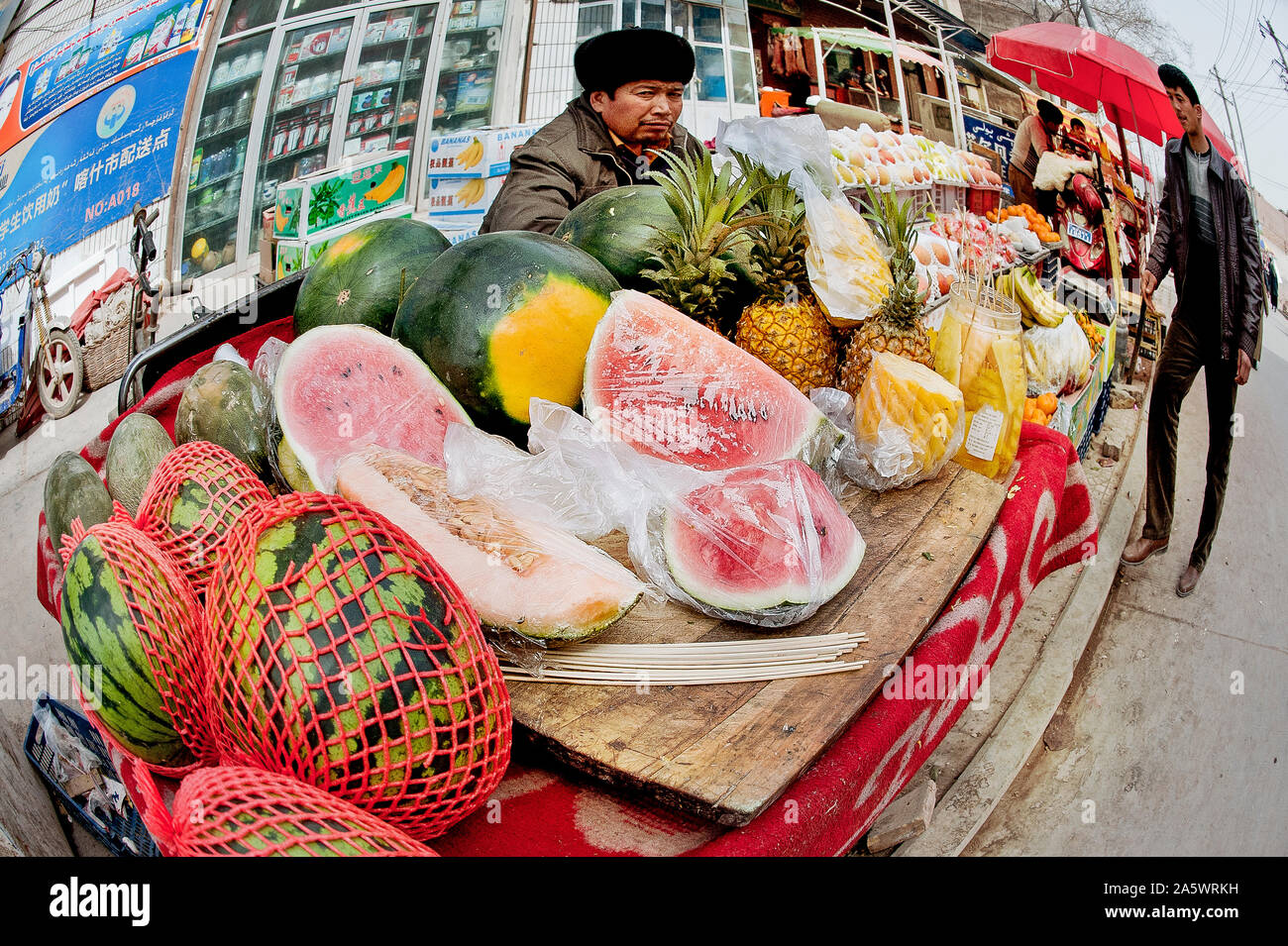 Straße Nahrungsmittel, Brot, Obst (Wassermelone), Snacks angezeigt, für den Verkauf in der Mitte der Stadt von Kashkar, Xinjiang, China. Stockfoto