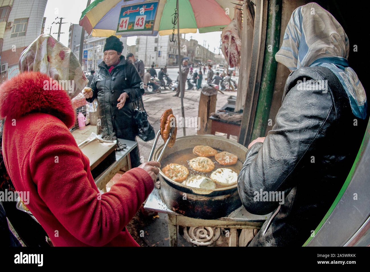 Straße Nahrungsmittel, Brot, Obst, Snacks angezeigt, für den Verkauf in der Mitte der Stadt von Kashkar, Xinjiang, China, Stockfoto