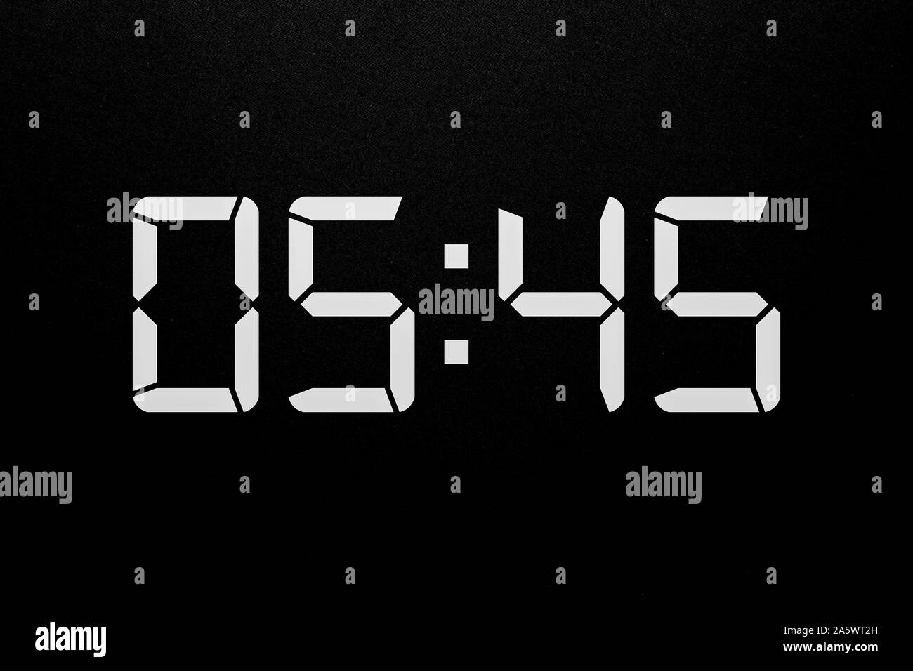Mit der Zeit 05:45 Am weiße LED Digitaluhr isolierte schwarze Hintergrund Stockfoto