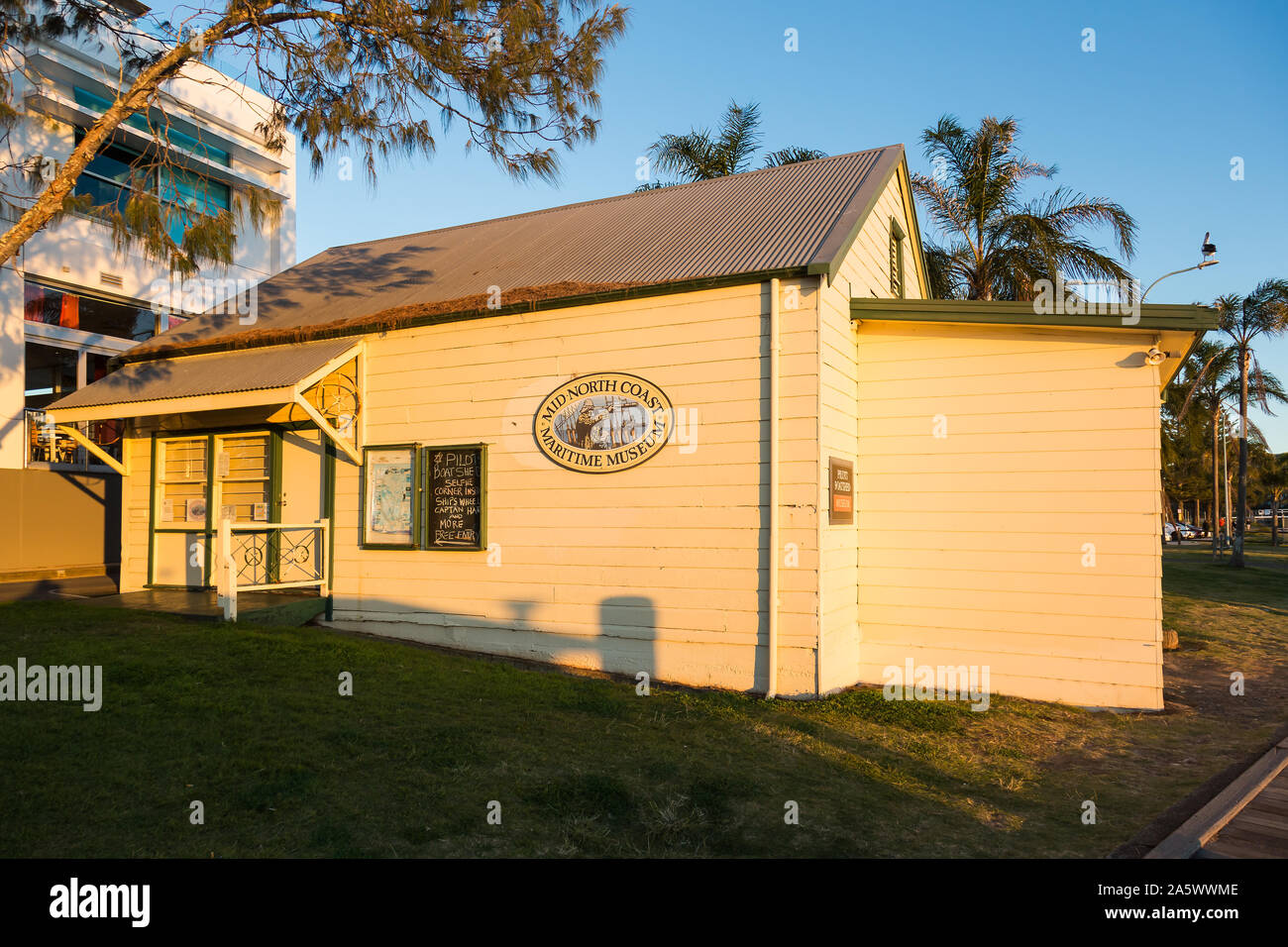 Mitte der Nordküste Maritime Museum in goldenes Licht, die Waterfront, Port Macquarie, NSW. Stockfoto