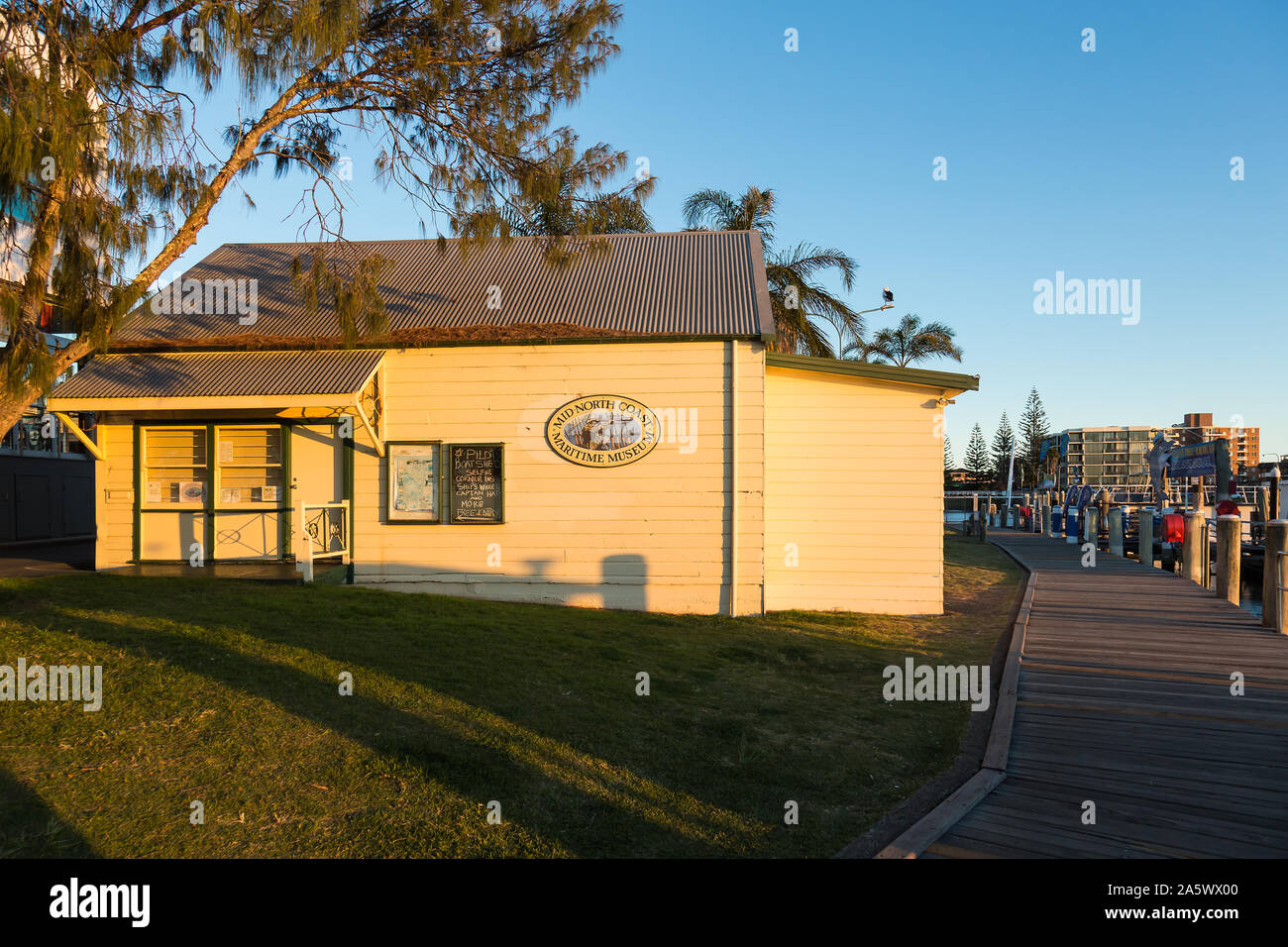 Mitte der Nordküste Maritime Museum in goldenes Licht, die Waterfront, Port Macquarie, NSW. Stockfoto