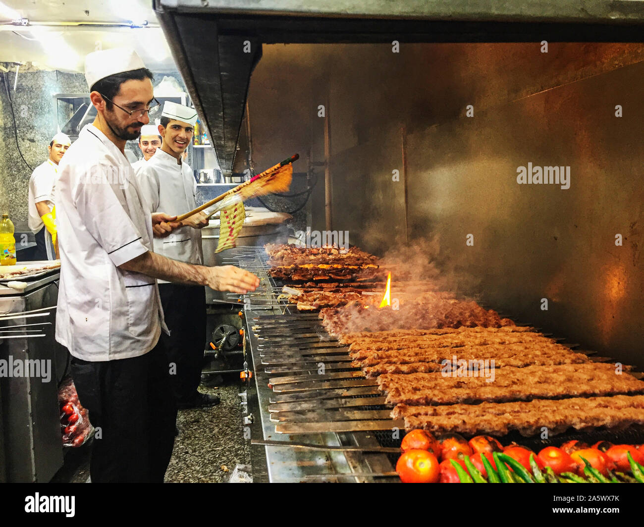 Die Köche sind grillen Kebabs in der Küche des Restaurant, Teheran, Iran. Stockfoto