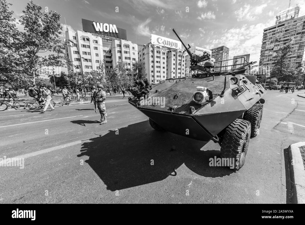 Die Armee in der Plaza De Italia (Italia) von Santiago Straßen der Stadt während der jüngsten Unruhen und Demonstrationen im Land. Oktober 2019 Stockfoto