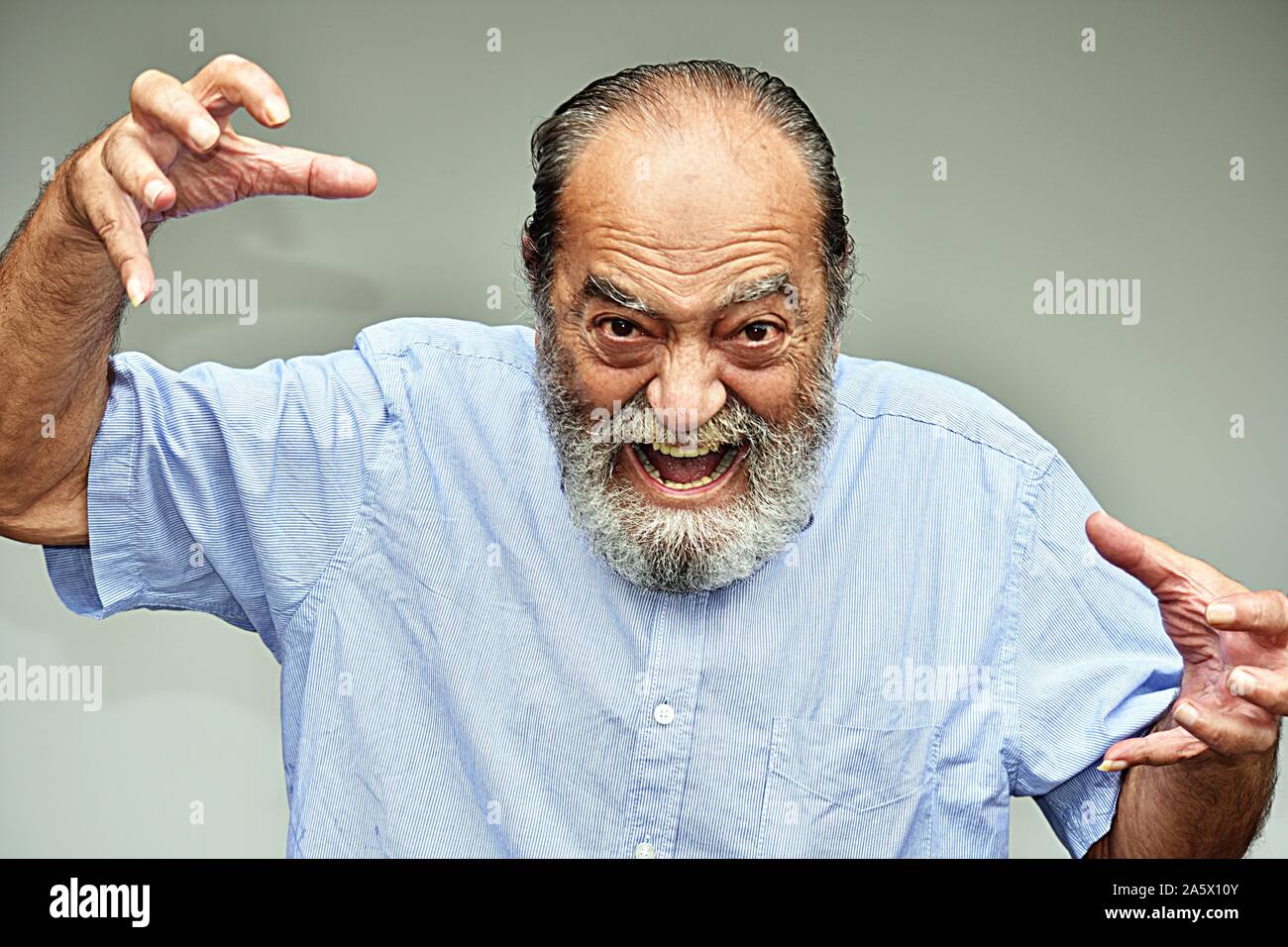 Eine einschüchternde Hispanic männlichen Opa Stockfoto