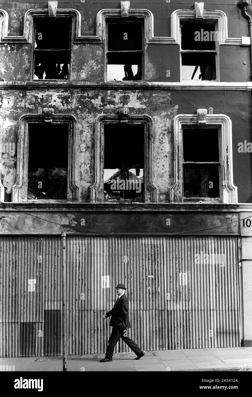 Derry in Nordirland Londonderry. 70er Jahre. Ausgebrannt Benzin bombardiert Stadtzentrum Geschäfte Gebäude. Die Mühen sektiererische Gewalt 1979 UK HOMER SYKES. Stockfoto