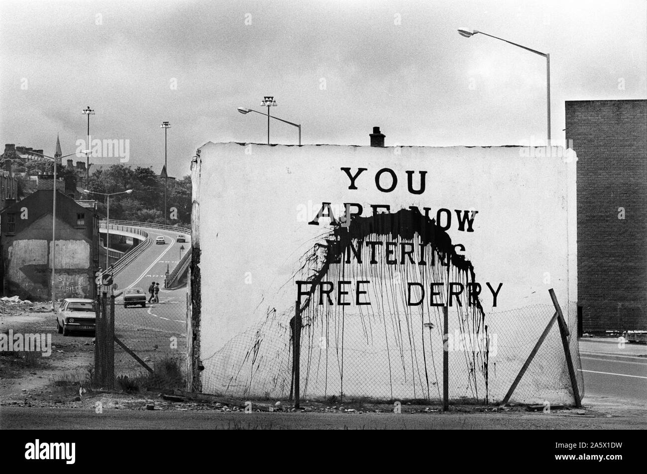 Die Mühen Derry in Nordirland Londonderry. 1979. Sie sind nun "Free Derry Wandbild an der Giebelseite des Hauses gemalt jetzt zerstört Wissen als Free Derry Ecke, an der Kreuzung von Fahan Straße & Rossville Street entfernt. 1970 s UK HOMER SYKES Stockfoto