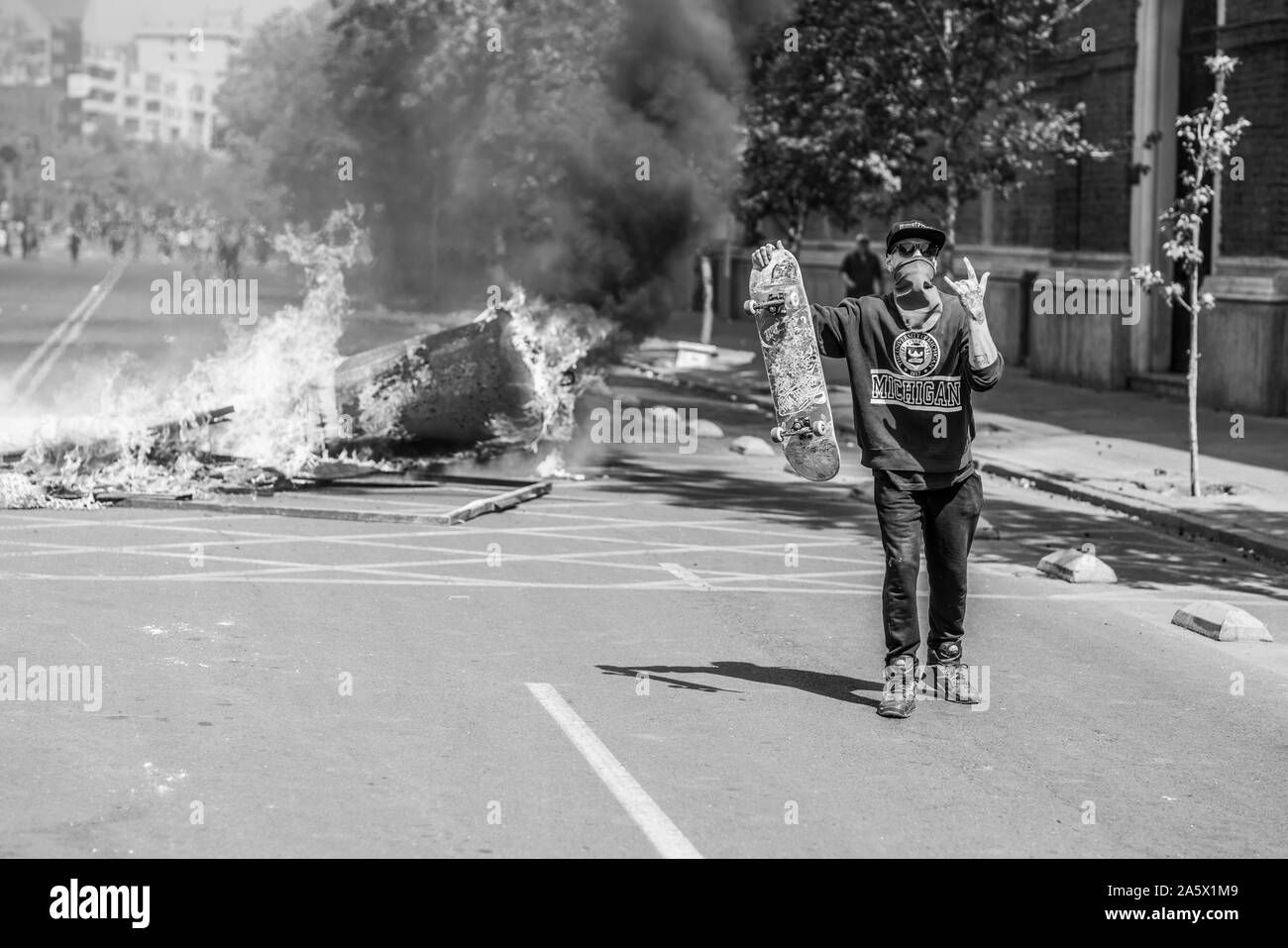 Menschen bereiten Barrikaden an Santiago Straßen während der letzten Oktober 2019 Unruhen in den chilenischen Land. Feuer, Barrikaden und geplündert Business Stockfoto