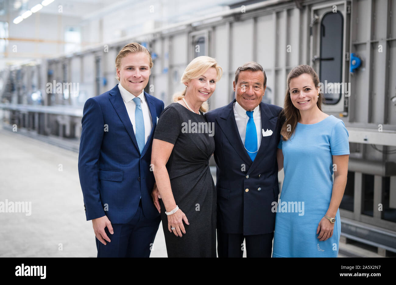 Burladingen, Deutschland. 22 Okt, 2019. Wolfgang Grupp (3. von links), Geschäftsführer des Textilunternehmens Trigema, zusammen mit seiner Frau Elisabeth (2. von links) und seine Kinder Wolfgang Grupp Junior (1 St) und Bonita Grupp in der Produktion vor dem Waschen und Bleichen. Das schwäbische Familienunternehmen feiert in diesem Jahr sein 100-jähriges Bestehen. Credit: Christoph Schmidt/dpa/Alamy leben Nachrichten Stockfoto