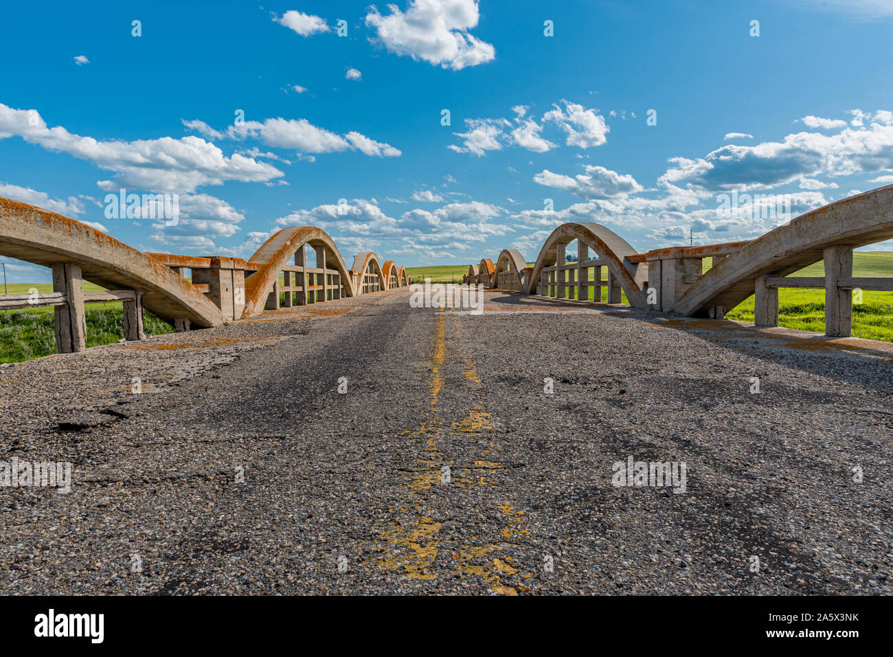 Straße nirgendwo über historische konkrete Brücke in Scotsguard, SK Stockfoto