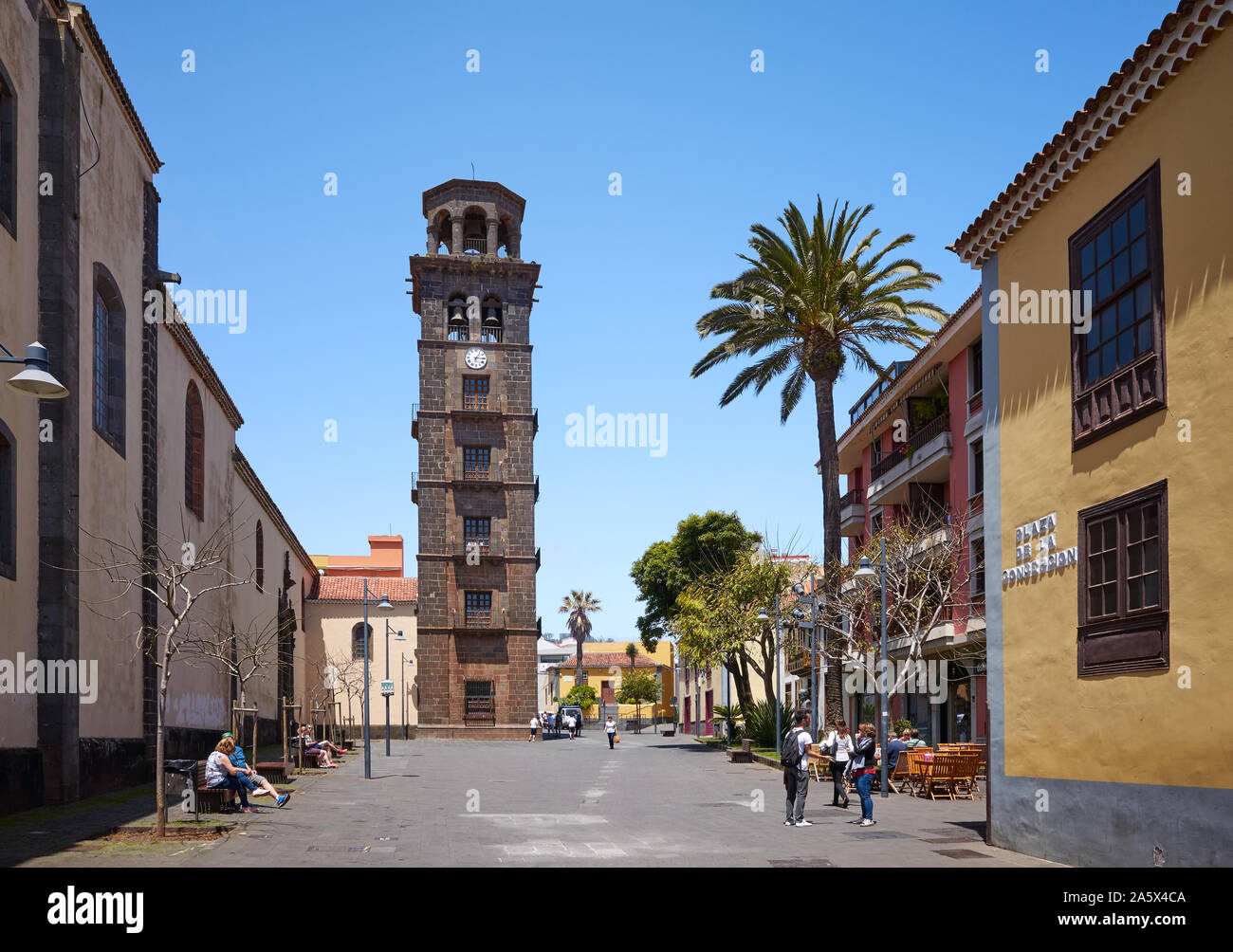 San Cristobal de La Laguna, Teneriffa, Spanien - 29 April, 2019: Straße von La Laguna die Altstadt mit dem Turm der Kirche der Unbefleckten Empfängnis. Stockfoto