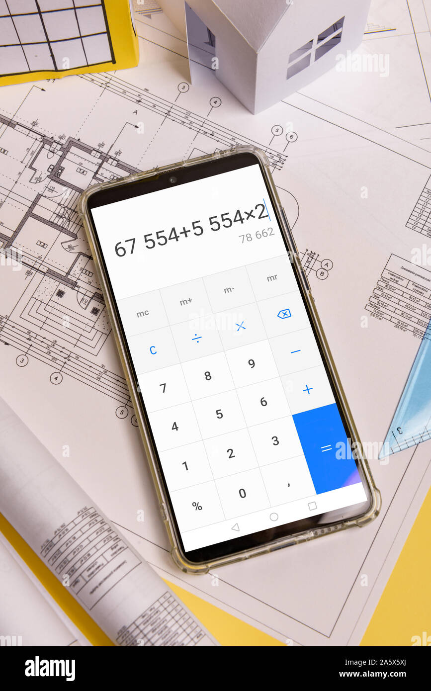 Zahlen Die Kosten Fur Den Bau Eines Hauses Auf Einem Taschenrechner Weisse Familie Papier Haus Mehrfamilienhaus Minimalistisch Und Einfaches Konzept Stil Kopieren Sie Platz V Stockfotografie Alamy