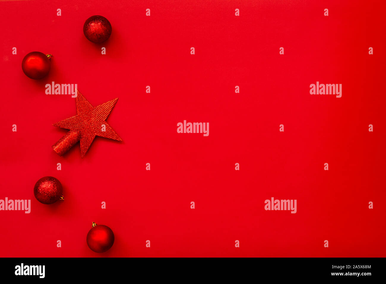 Weihnachten Hintergrund - Flach von Red christmas Star und Bälle über den roten Hintergrund. Kopieren Sie Platz. Stockfoto