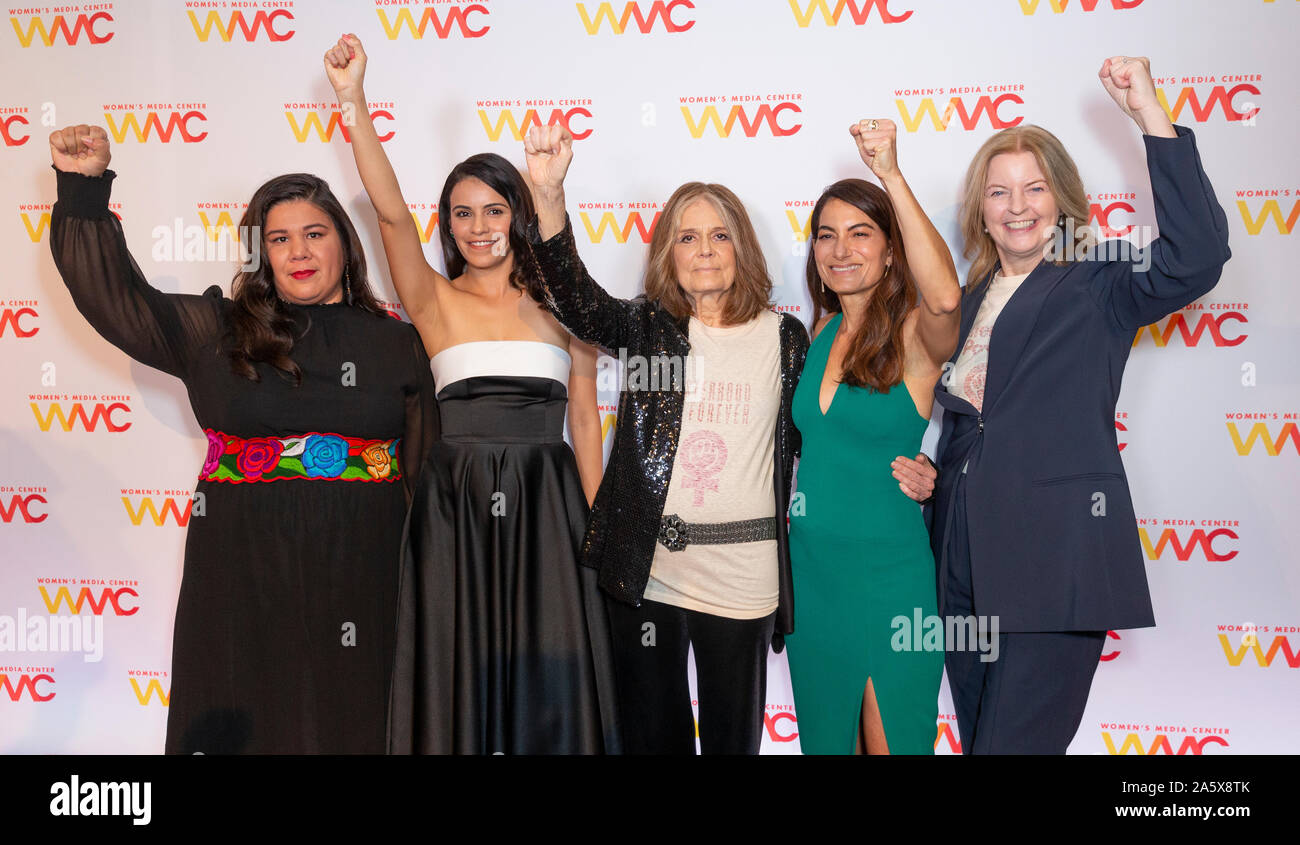 New York, NY - 22. Oktober 2019: Monica Ramirez, Olga Segura, Gloria Steinem, Alex Martinez Kondracke, Julie Burton besuchen 2019 Frauen Medien Preisverleihung im Mandarin Oriental Hotel Stockfoto