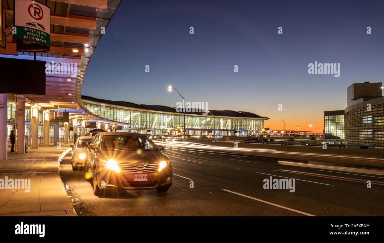 Rückgabebereich für Passagiere am internationalen Flughafen Toronto Pearson. Flughafen, Terminal 1 in einer schönen Dämmerung. Stockfoto