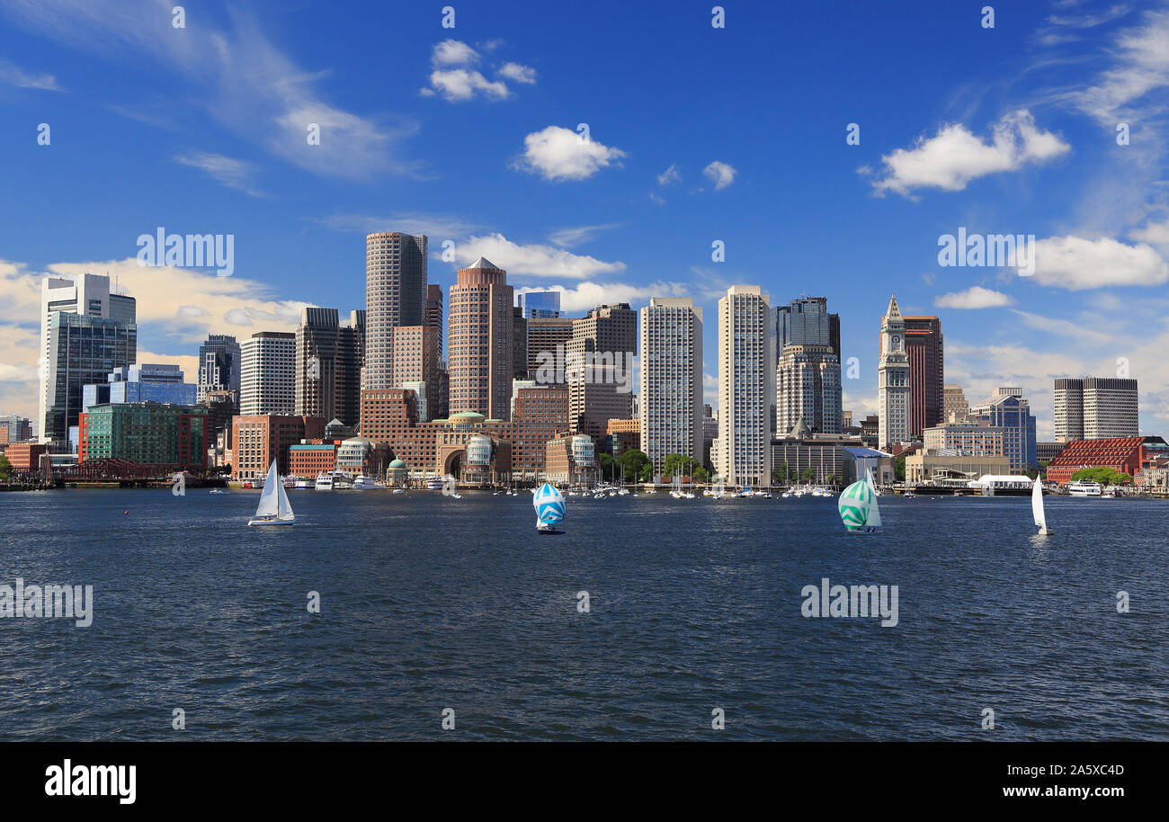 Boston Skyline mit bunten Segelbooten im Vordergrund, USA Stockfoto