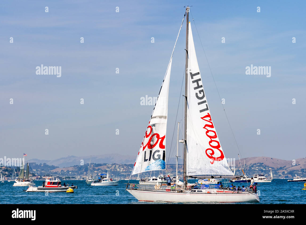 Okt 12, 2019 San Francisco/CA/USA - Segelboot Anzeige der Coors Light Logo auf dem Segel; San Francisco Bay Stockfoto