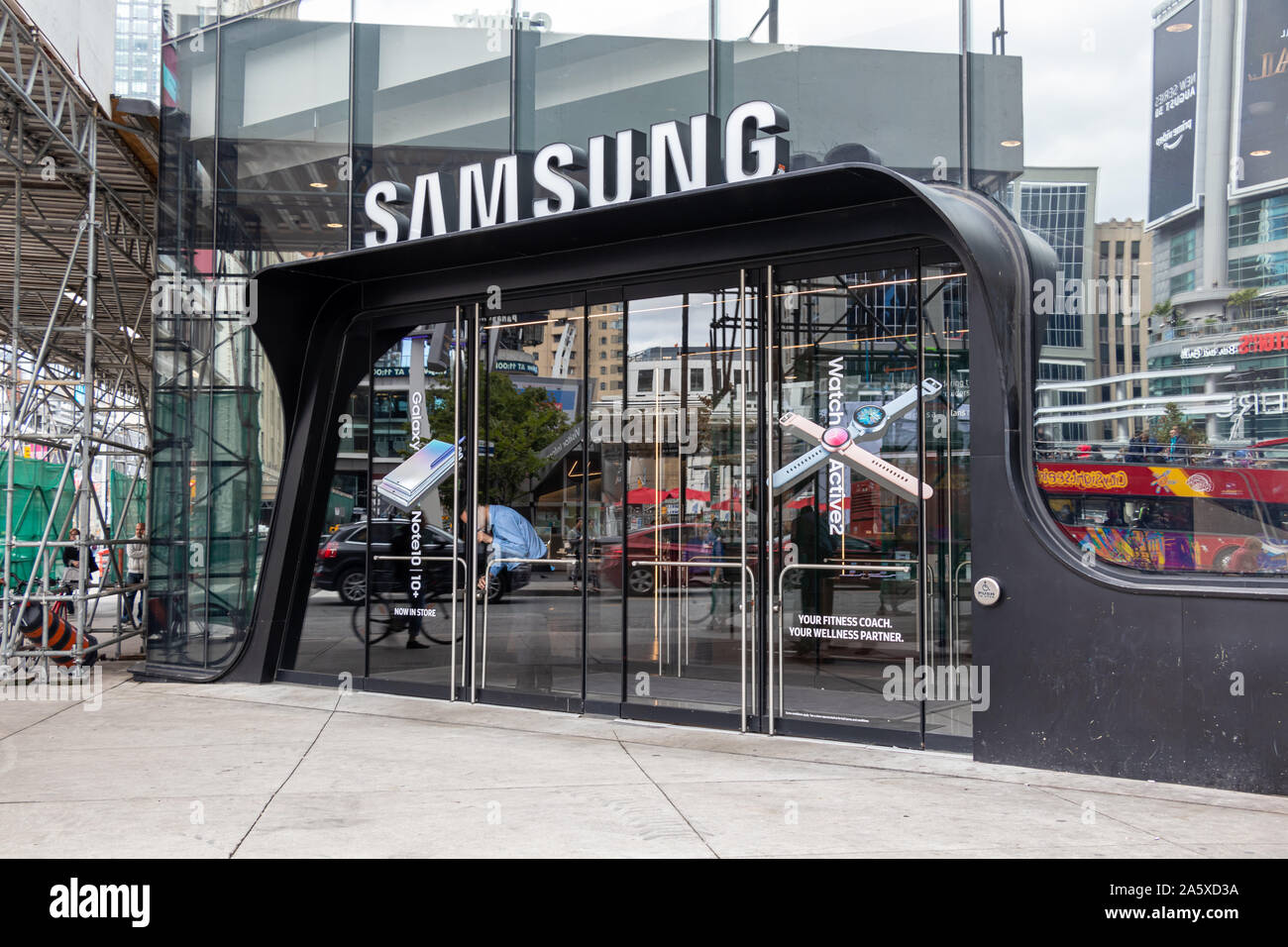 Vorderseite eines Samsung Stores im CF Toronto Eaton Centre / Young-Dundas Square. Stockfoto