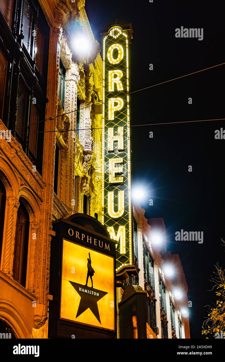 Okt 16, 2019 San Francisco/CA/USA - Nachtansicht der SHN Orpheum Theater Fassade auf der Market Street, die erfolgreiche musikalische Hamilton wird Playe Stockfoto