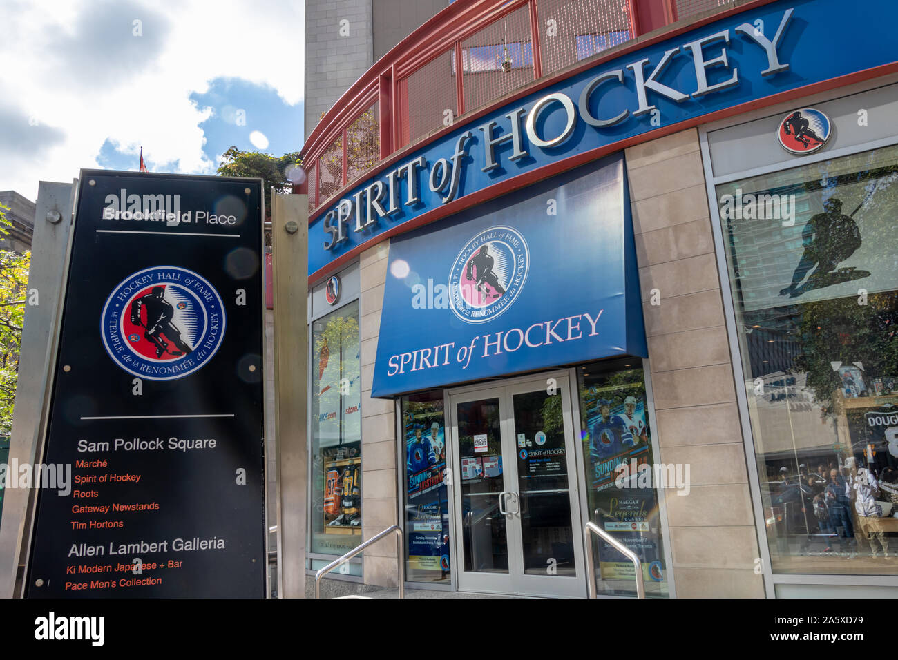 Hockey Hall of Fame Logo mit Spirit of Hockey Geschenkladen hinter an einem sonnigen Nachmittag in der Innenstadt von Toronto. Stockfoto