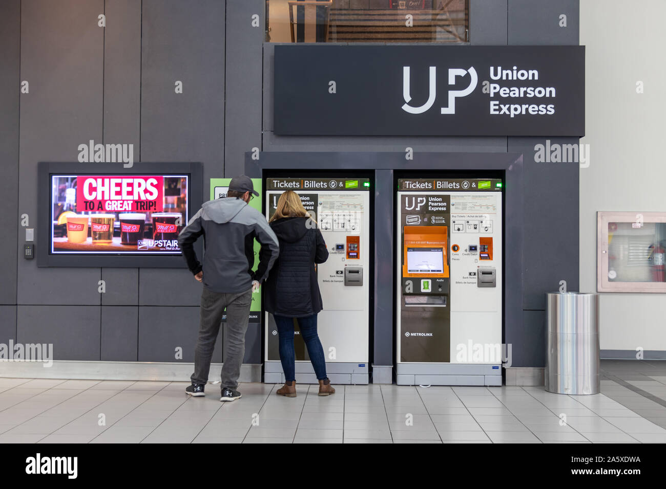Ein Paar kauft Tickets für den Union Pearson (UP) Express, Zug zum Flughafen innerhalb der Union Station in Toronto. Stockfoto
