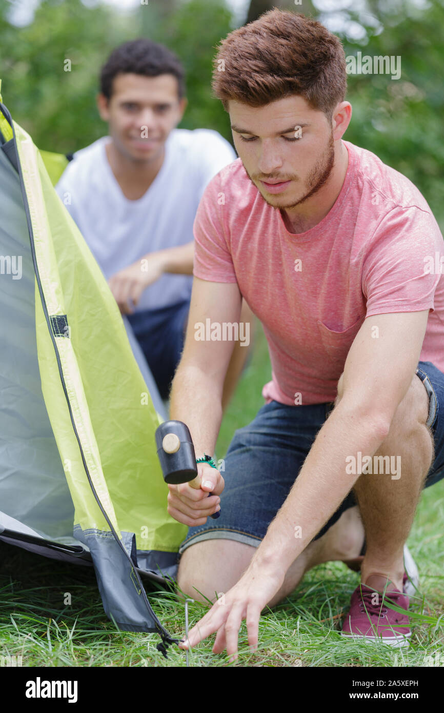 Junger Mann Einrichten camp Zelt für Camping Reise Stockfoto