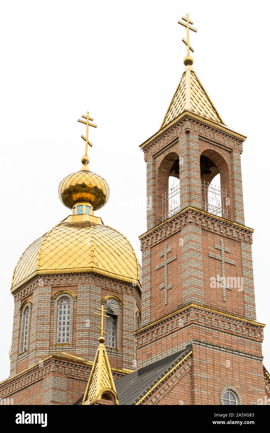 Ansicht von unten auf den Kirchturm der Tempel zu Ehren der Kasaner Ikone der Mutter Gottes in das Dorf neue Welt der Region Donetsk, Ukraine Stockfoto