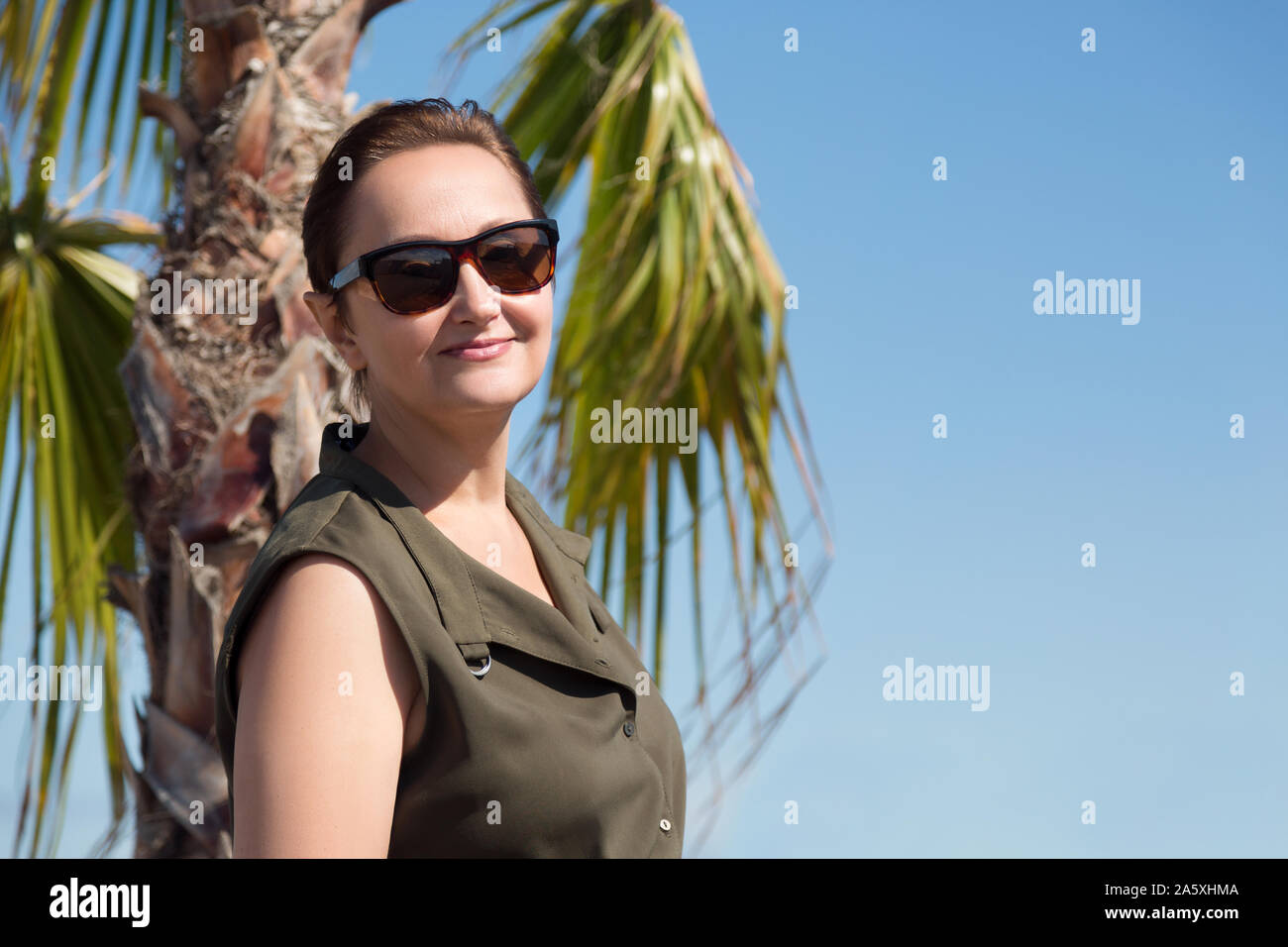 Ältere Frau auf Urlaub Reise. Lifestyle Schoß der Frauen Sonnenbrille tragen und genießen Sommer Sonne am Strand im Sommer. Stockfoto