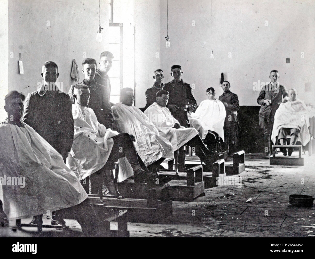 Szene in einem Camp Friseur Ca. 1920 Stockfoto