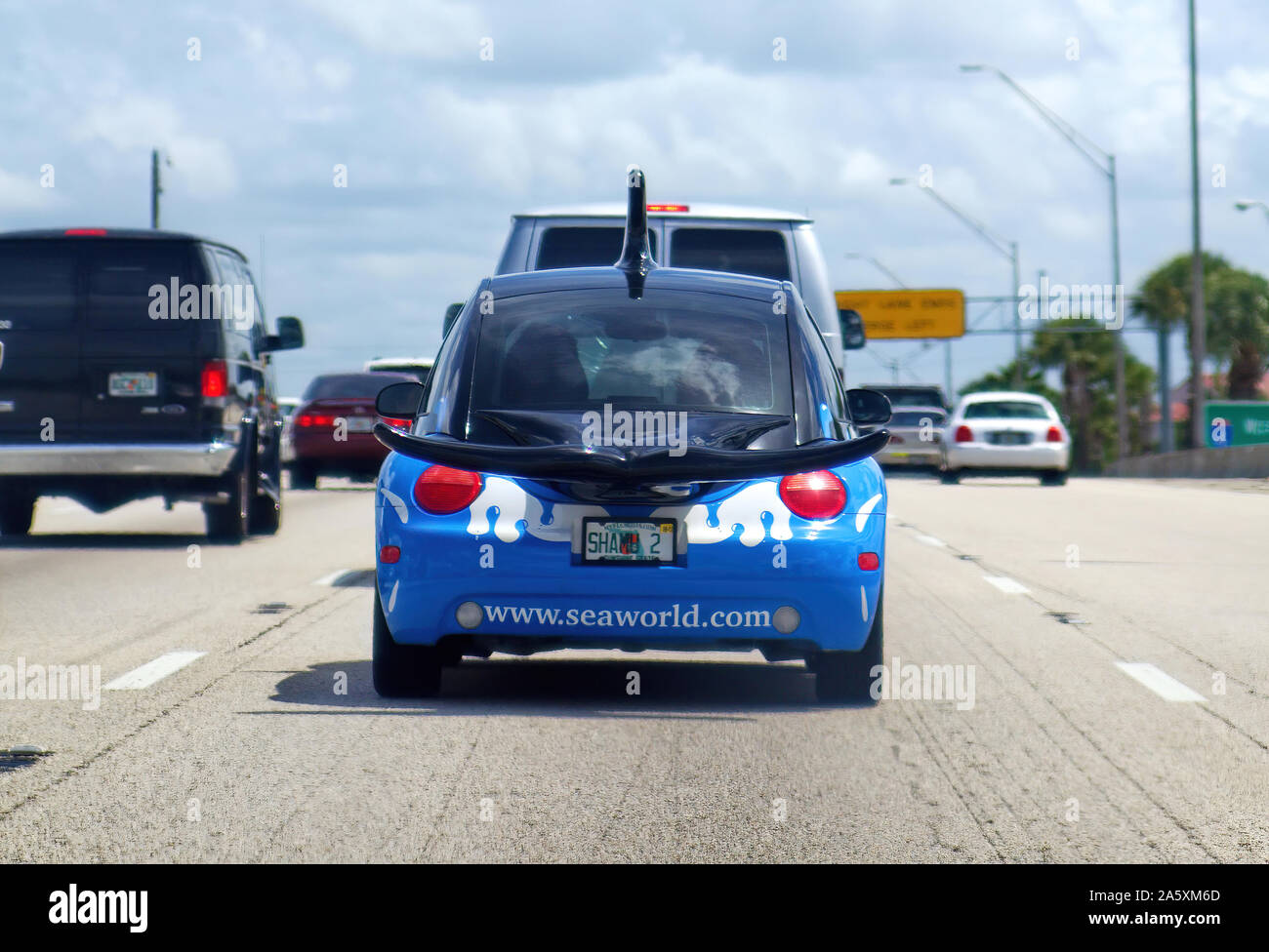 Orlando, FL, USA. Aug 2012. Eine maßgeschneiderte Seaworld Wal geformte Auto auf der Straße. 2016 Seaworld beendet alle Wal zeigt. Stockfoto