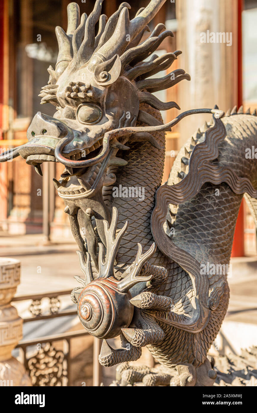 Chinesische Drachen Statue aus der Ming Dynastie Ära, am Eingang zum Palast in der Verbotenen Stadt, Peking, China Stockfoto