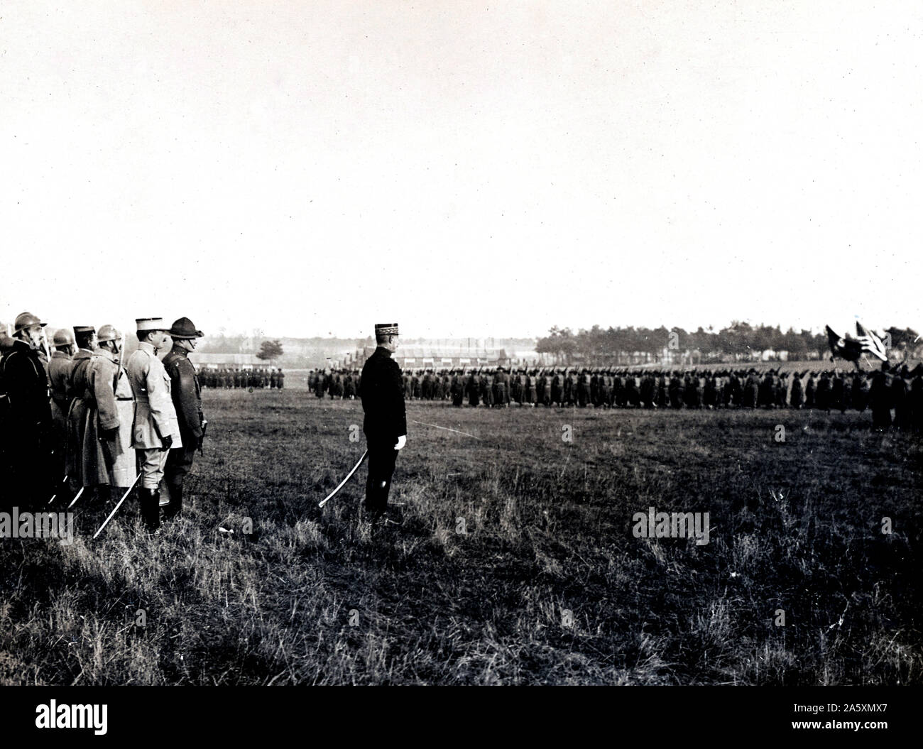 American Military Review - Amerikanischen hornisten an Aufmerksamkeit während einer Überprüfung durch einen französischen General und seine Mitarbeiter Ca. 1917 Stockfoto