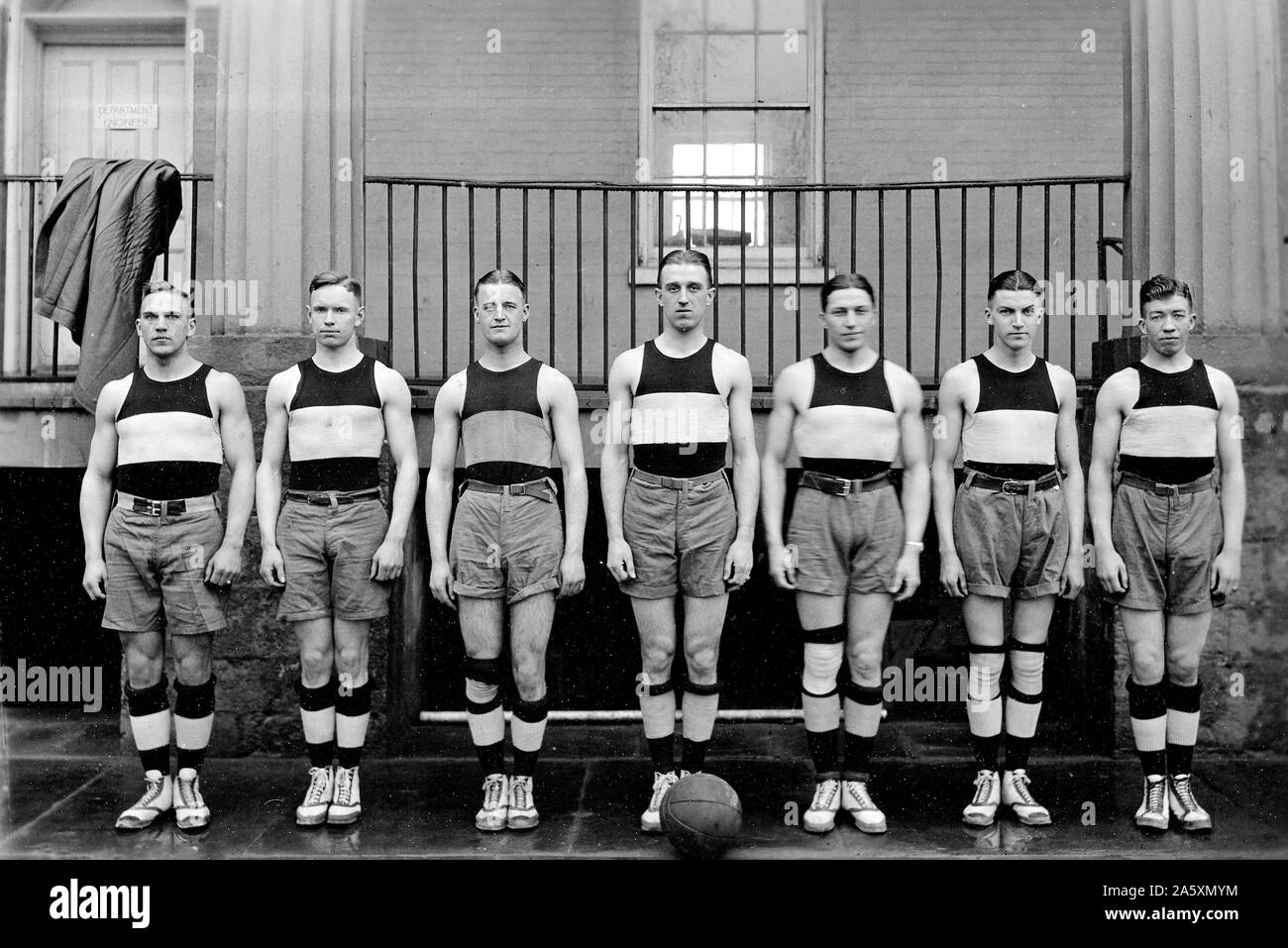 Basketball Kandidaten in den Beseitigung treffen sich am 69. Armory, New York City, New York, Camp A.A. Humphreys, Virginia, Basketball Team Ca. März 30, 1920 Stockfoto